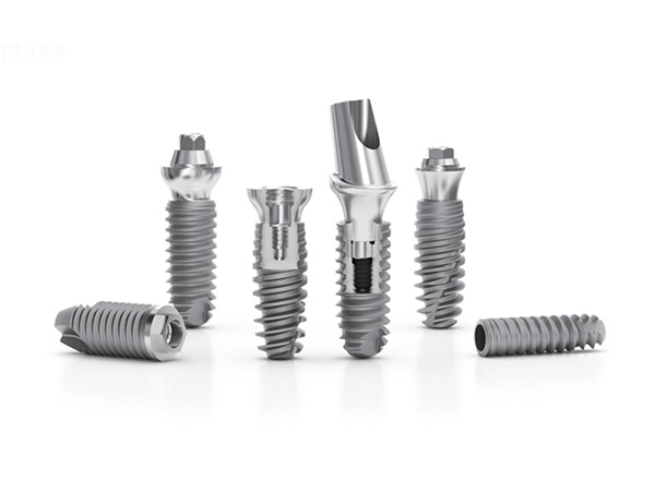 Hvordan bestemmes biokompatibilitetsgrænsen for titanium i kirurgisk kvalitet af materiel renhed og overfladebehandling?
