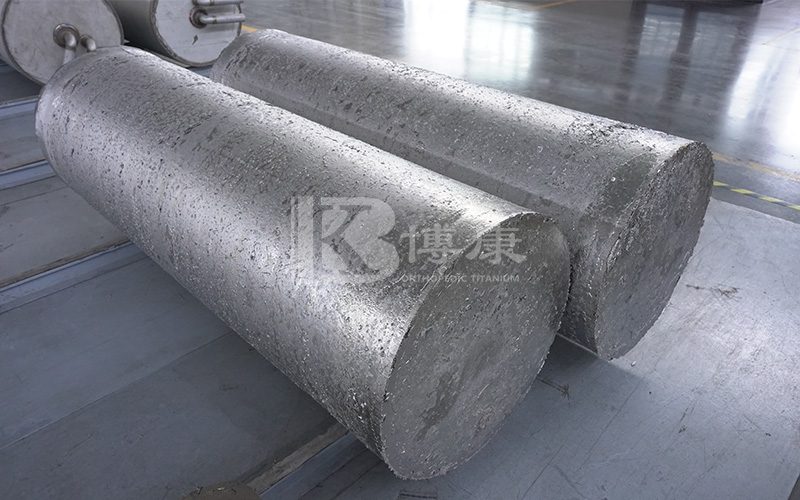 Hvad er forskellene mellem ingots af titanlegering og titanium barrer?